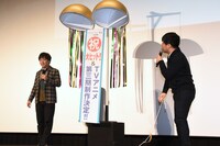 くす玉を割る関智一と塩谷直義。