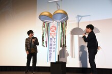 くす玉を割る関智一と塩谷直義。