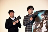 左から塩谷直義監督、狡噛慎也役の関智一。