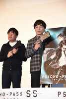 左から塩谷直義監督、狡噛慎也役の関智一。