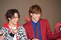 左から小野賢章、宮野真守。