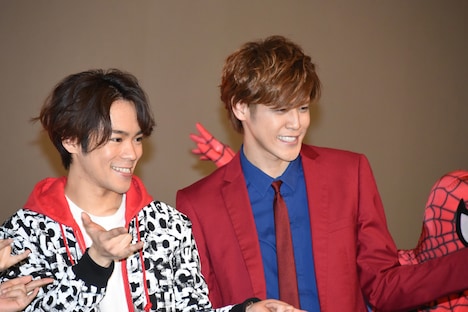 左から小野賢章、宮野真守。