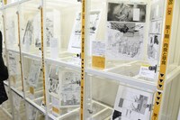 「BEASTARS原画展 ～板垣巴留の世界～」の様子。