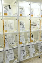 「BEASTARS原画展 ～板垣巴留の世界～」の様子。