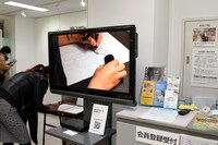 「BEASTARS原画展 ～板垣巴留の世界～」の様子。