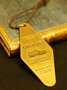 7巻の初回限定版に付属するオリジナルデザインキープレート。