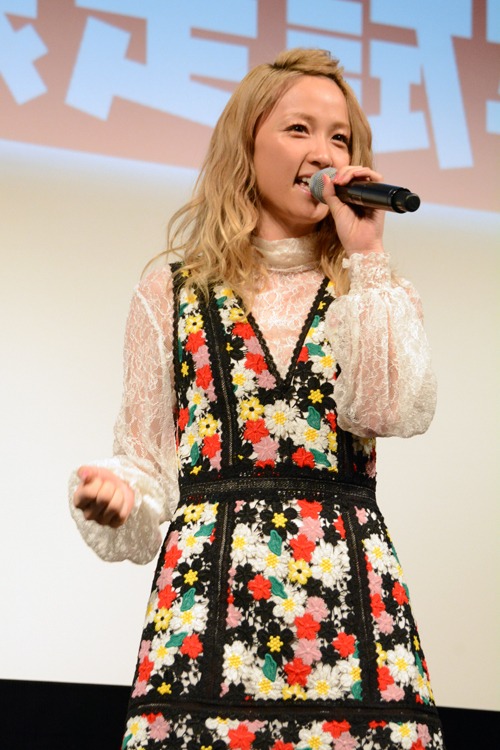 「Good Goodbye」を歌うDream Ami。