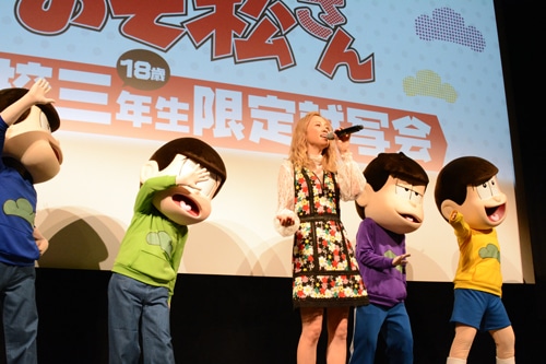 「Good Goodbye」を歌うDream Amiと、盛り上げる6つ子たち。
