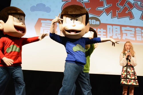 ポーズを決めるカラ松。