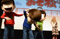 ポーズを決めているところ、おそ松とチョロ松に邪魔されるカラ松。