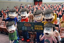 劇場アニメ「えいがのおそ松さん」18歳限定試写会の様子。前列左からチョロ松、トド松。後列左からカラ松、おそ松、Dream Ami、一松、十四松。