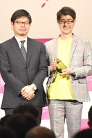 京極義昭監督（左）。