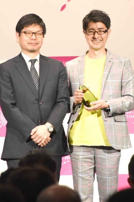 京極義昭監督（左）。