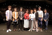 左からウナギイヌ役の櫻井孝宏、レレレのおじさん役の石田彰、本官役の森川智之、ハジメ役の野中藍、ママ役の日高のり子、バカボン役の入野自由、パパ役として出演したイグナシオ・ガッティ、細川徹監督。