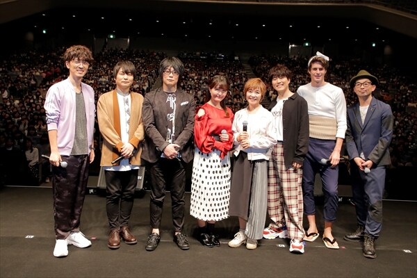 左からウナギイヌ役の櫻井孝宏、レレレのおじさん役の石田彰、本官役の森川智之、ハジメ役の野中藍、ママ役の日高のり子、バカボン役の入野自由、パパ役として出演したイグナシオ・ガッティ、細川徹監督。