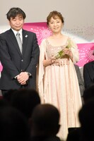 堀江美都子（左）。