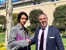 左から山崎賢人、レイン・クライン氏。