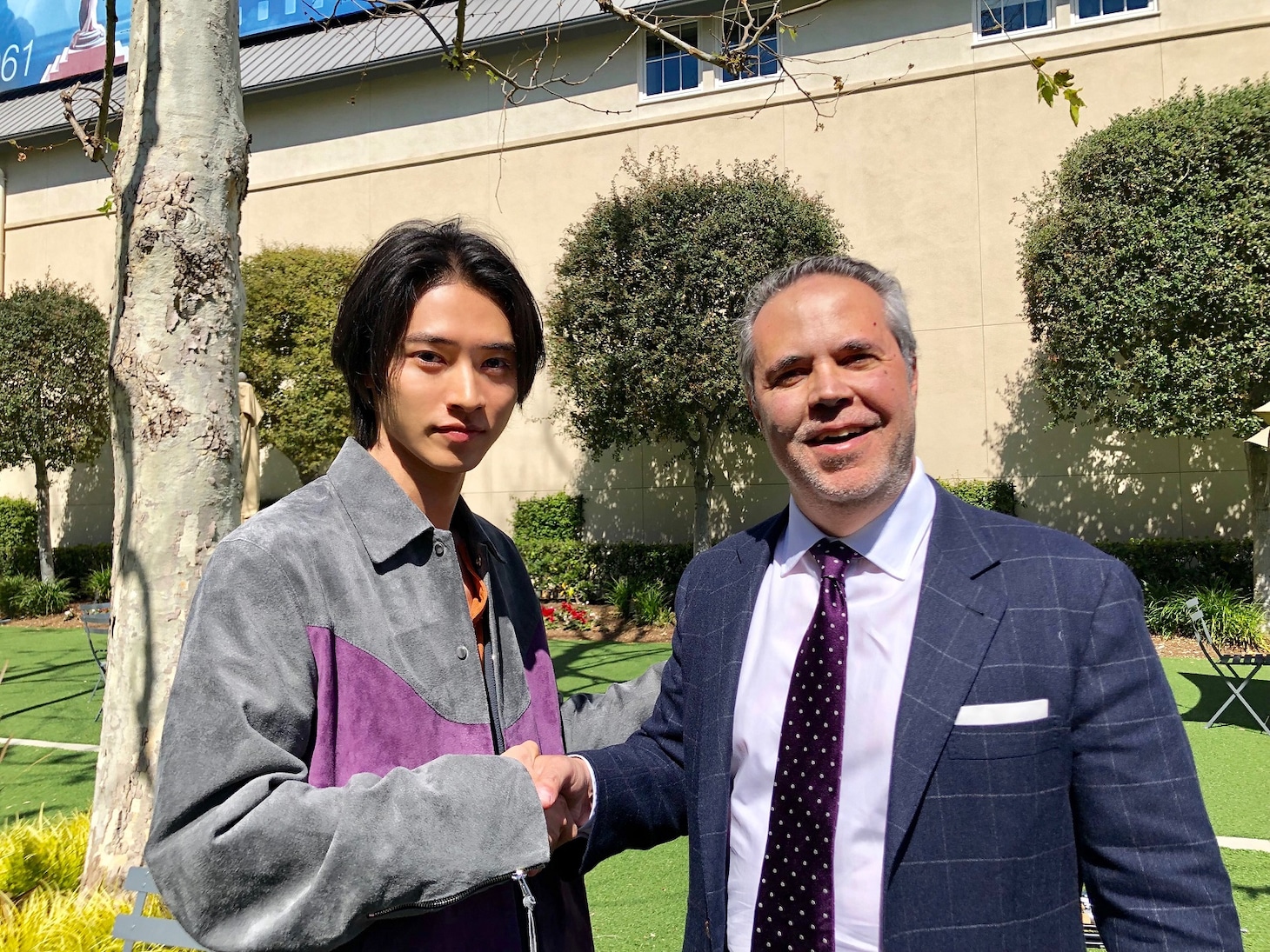 左から山崎賢人、レイン・クライン氏。