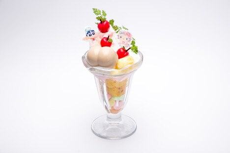 「ハローキティとしんちゃんのプリリンピーチパフェ」