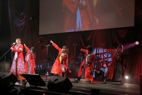 「特攻DANCE～DAWN OF THE BAD～」を披露するフランシュシュのメンバー。