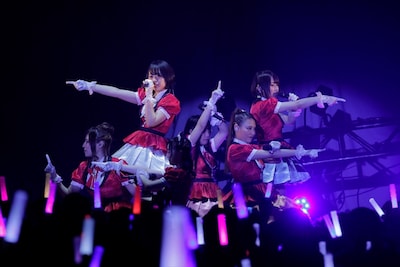 「ゾンビランドサガLIVE～フランシュシュみんなでおらぼう！～」の様子。