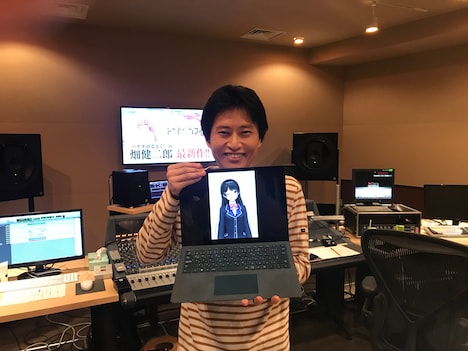 月ノ美兎と2ショット撮影する畑健二郎。