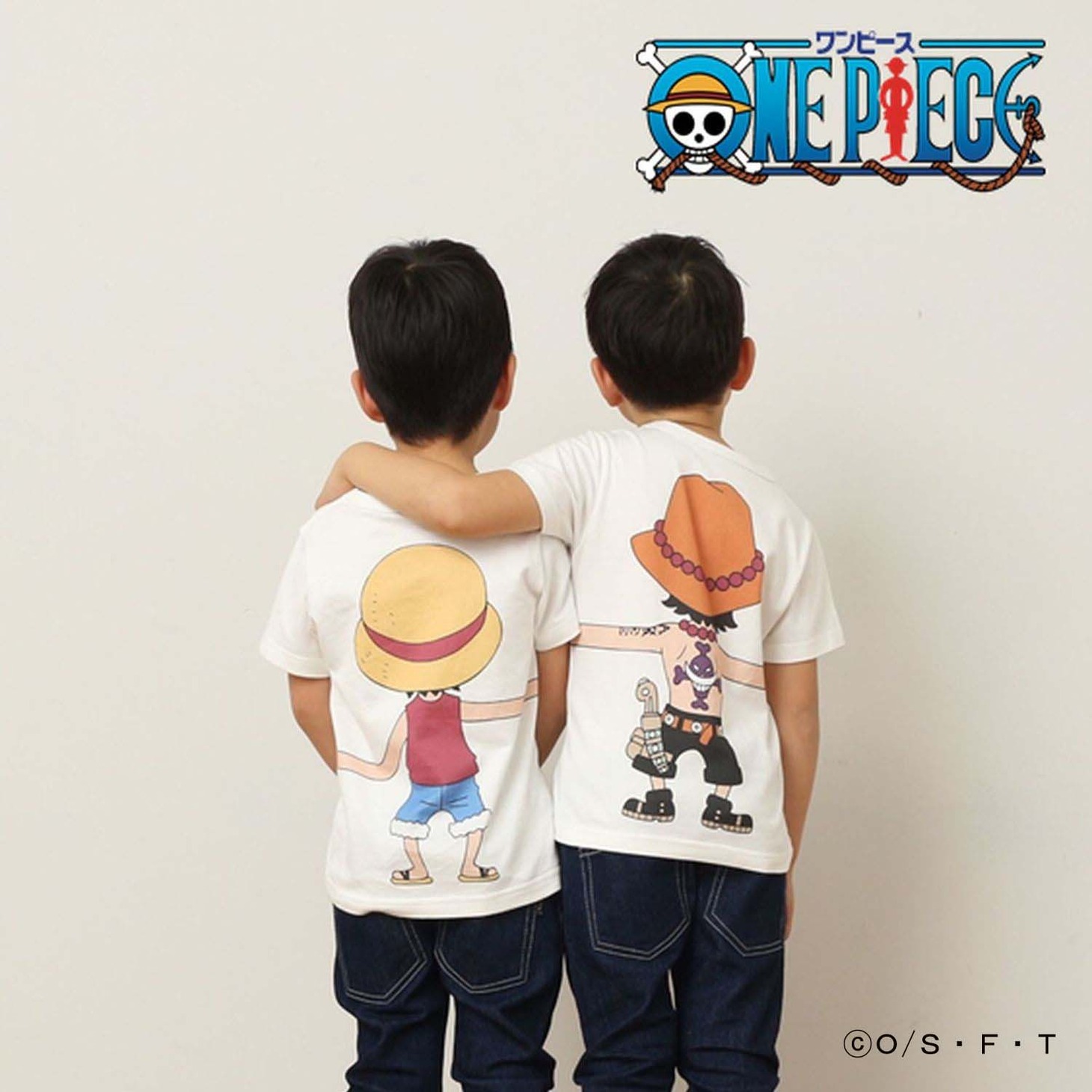 「ONE PIECE」と「つながるTシャツ」によるコラボアイテムの着用例。