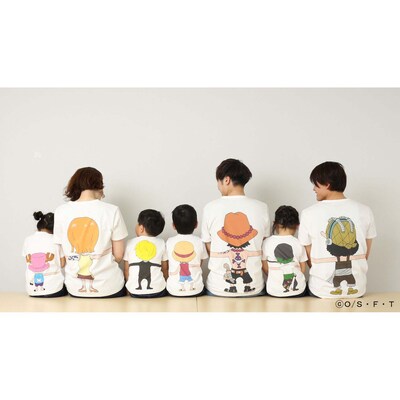 「ONE PIECE」と「つながるTシャツ」によるコラボアイテムの着用例。