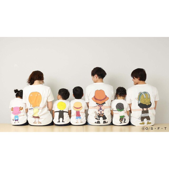 「ONE PIECE」と「つながるTシャツ」によるコラボアイテムの着用例。