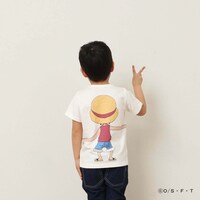 「ONE PIECE」と「つながるTシャツ」によるコラボアイテムの着用例。