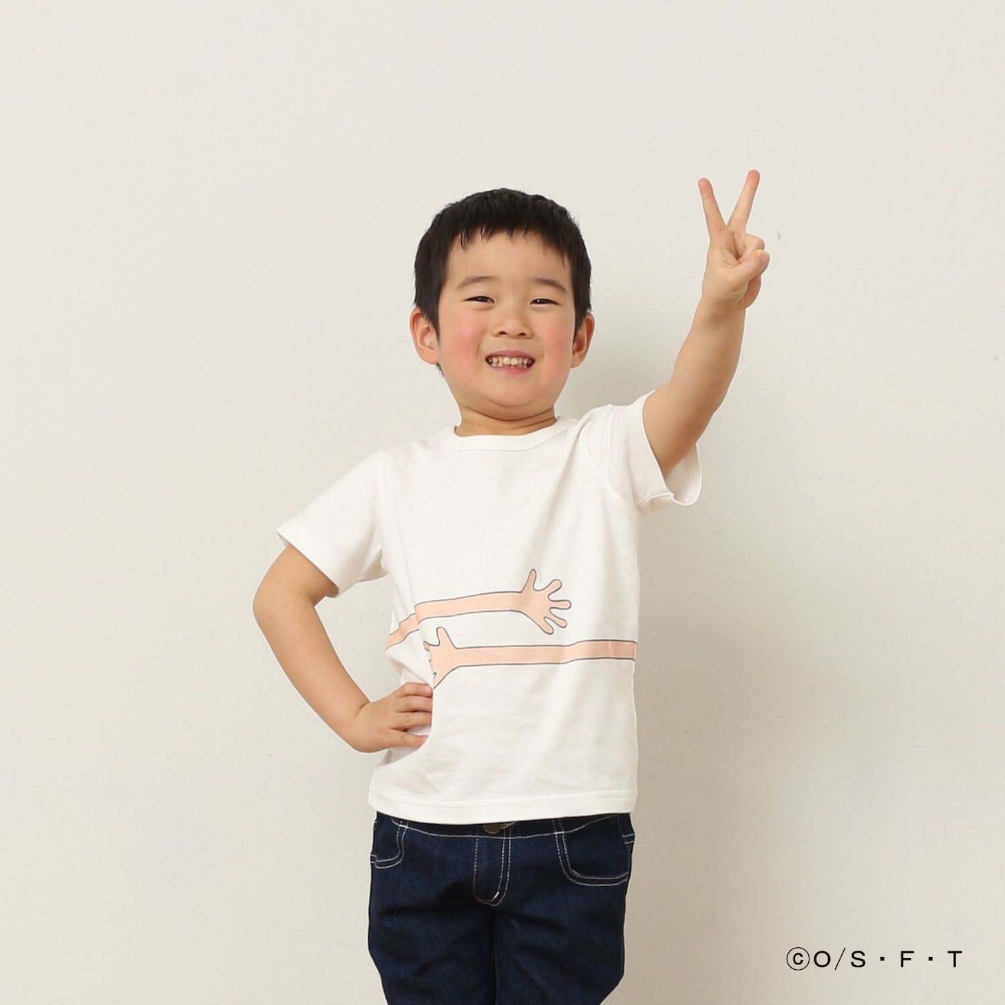 「ONE PIECE」と「つながるTシャツ」によるコラボアイテムの着用例。