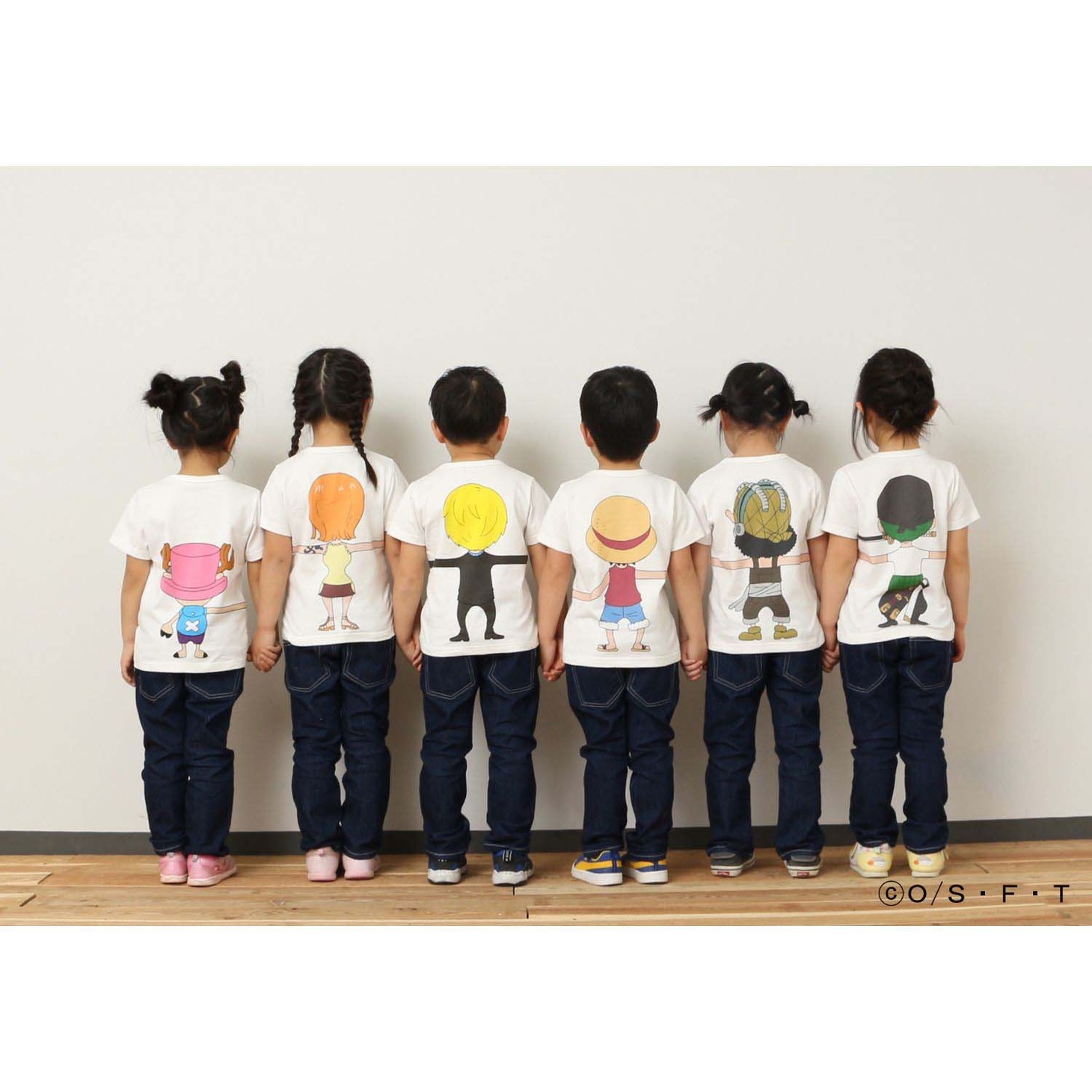 「ONE PIECE」と「つながるTシャツ」によるコラボアイテムの着用例。