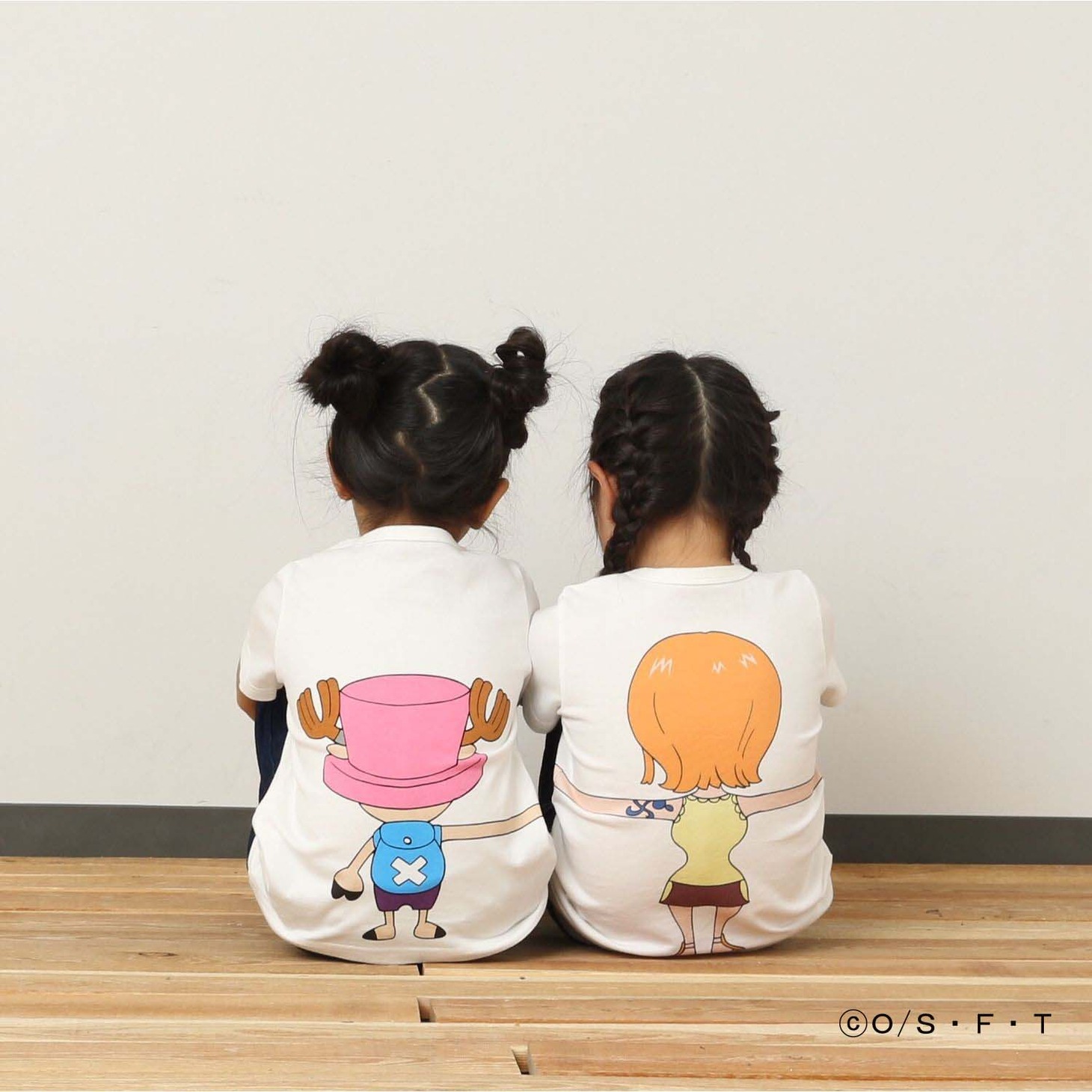 「ONE PIECE」と「つながるTシャツ」によるコラボアイテムの着用例。
