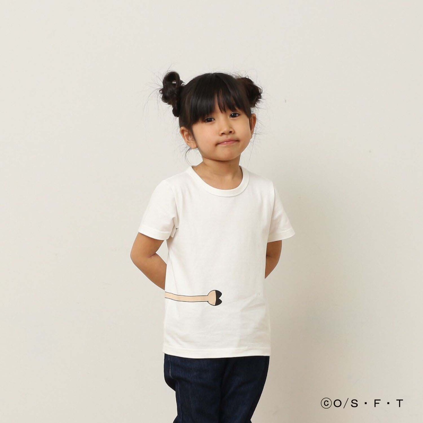 「ONE PIECE」と「つながるTシャツ」によるコラボアイテムの着用例。