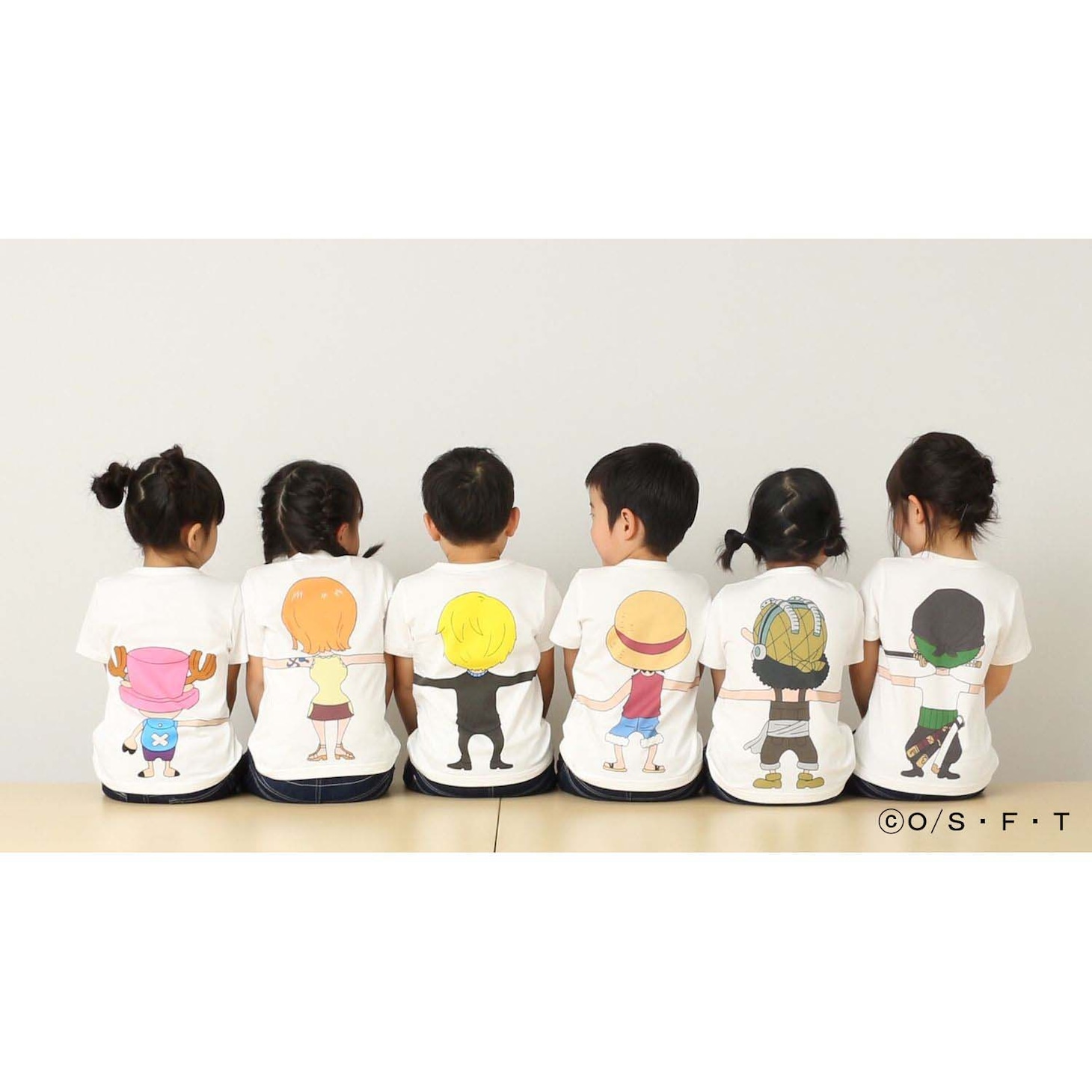 「ONE PIECE」と「つながるTシャツ」によるコラボアイテムの着用例。