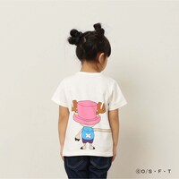 「ONE PIECE」と「つながるTシャツ」によるコラボアイテムの着用例。