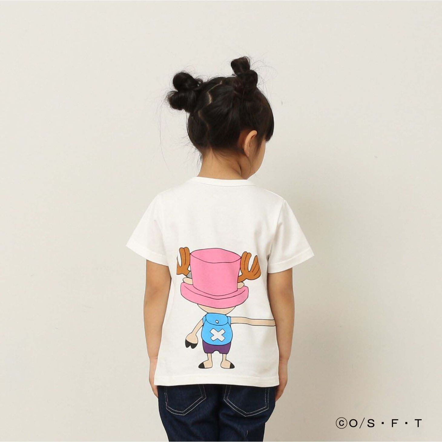 「ONE PIECE」と「つながるTシャツ」によるコラボアイテムの着用例。