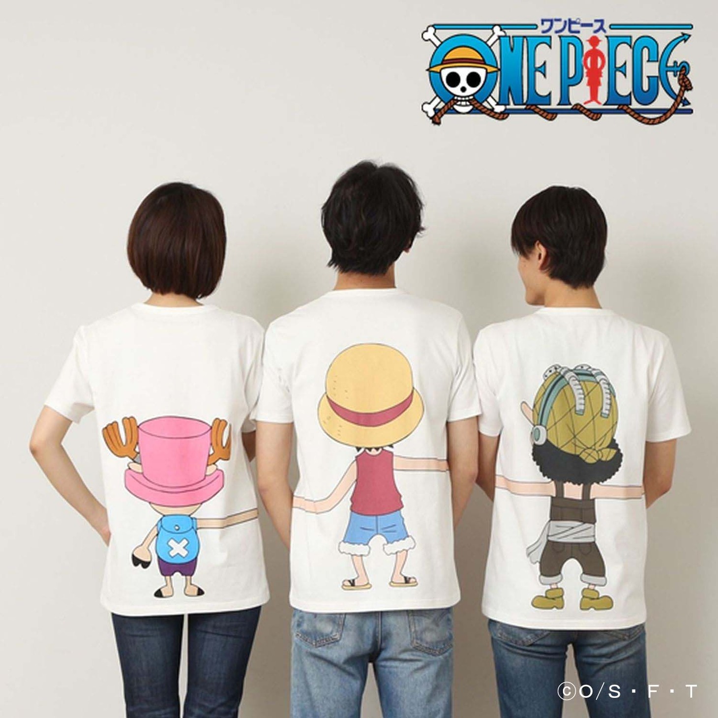 「ONE PIECE」と「つながるTシャツ」によるコラボアイテムの着用例。