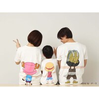 「ONE PIECE」と「つながるTシャツ」によるコラボアイテムの着用例。