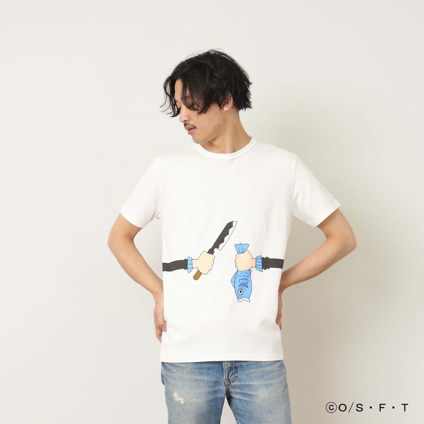 「ONE PIECE」と「つながるTシャツ」によるコラボアイテムの着用例。