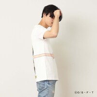 「ONE PIECE」と「つながるTシャツ」によるコラボアイテムの着用例。