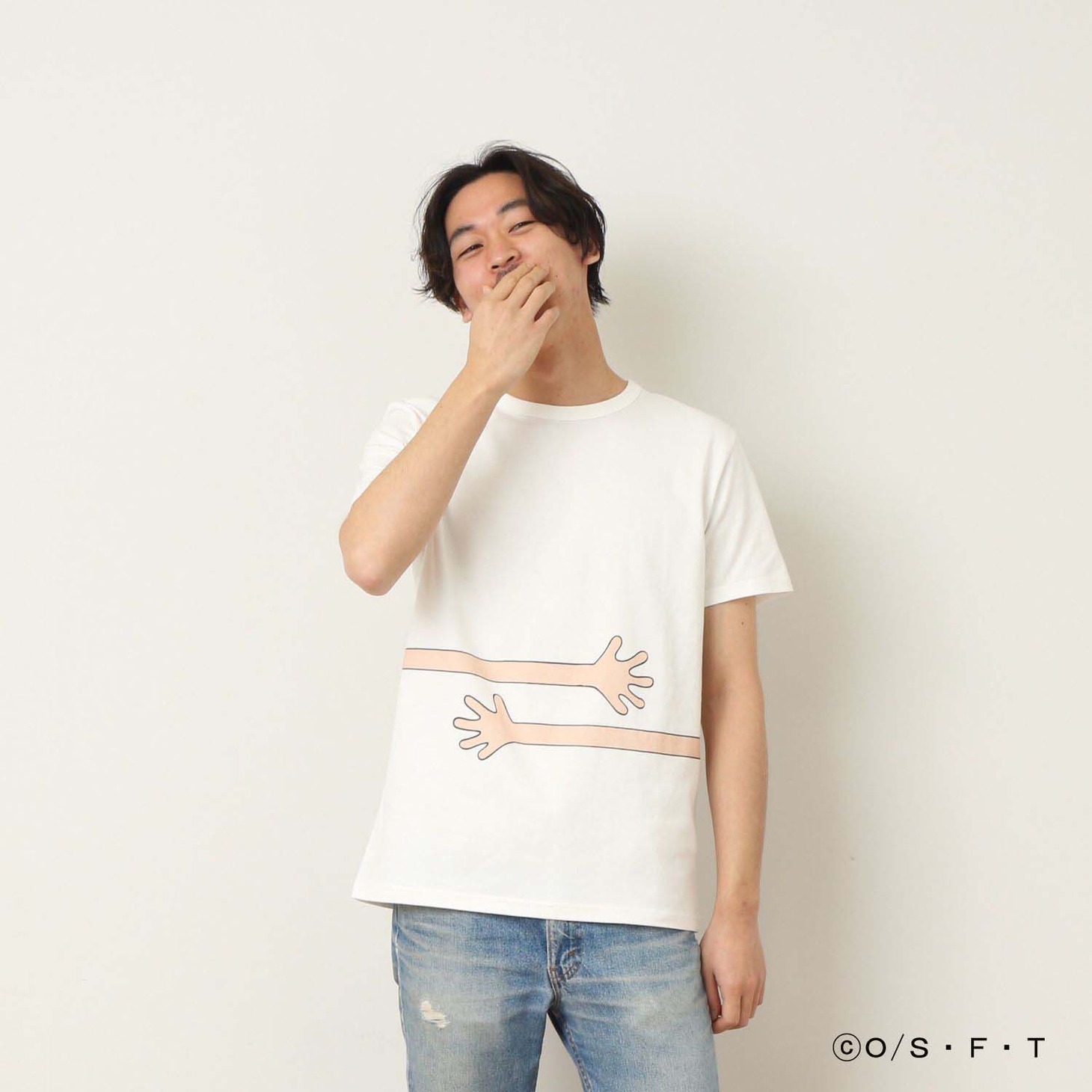 「ONE PIECE」と「つながるTシャツ」によるコラボアイテムの着用例。