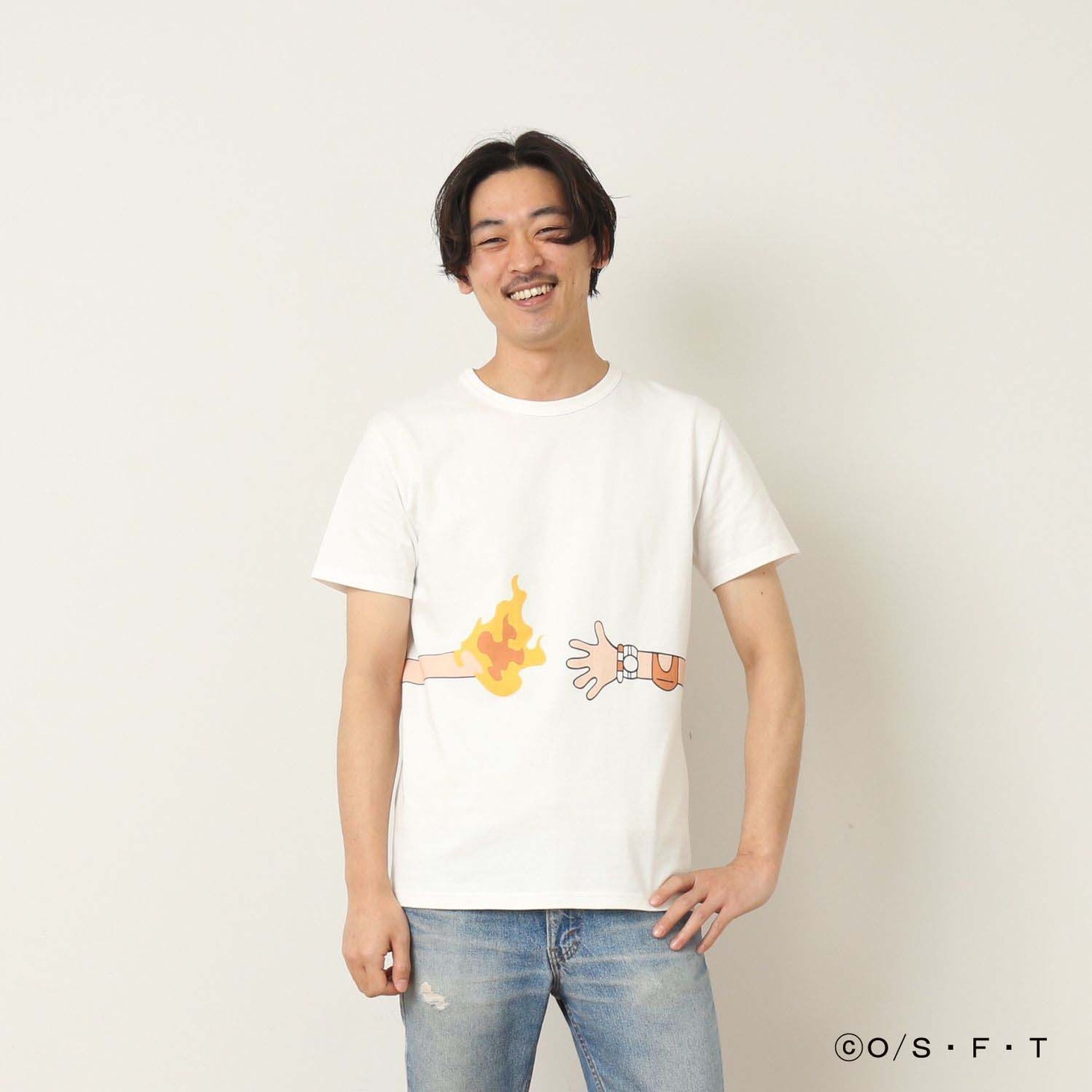 「ONE PIECE」と「つながるTシャツ」によるコラボアイテムの着用例。