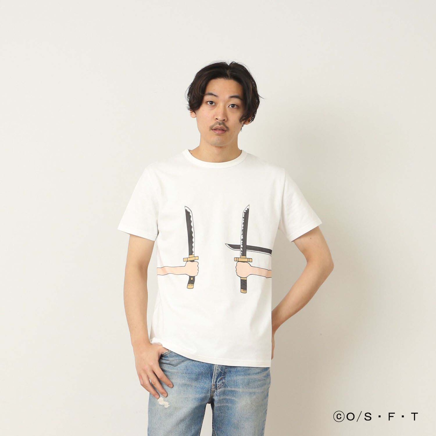 「ONE PIECE」と「つながるTシャツ」によるコラボアイテムの着用例。