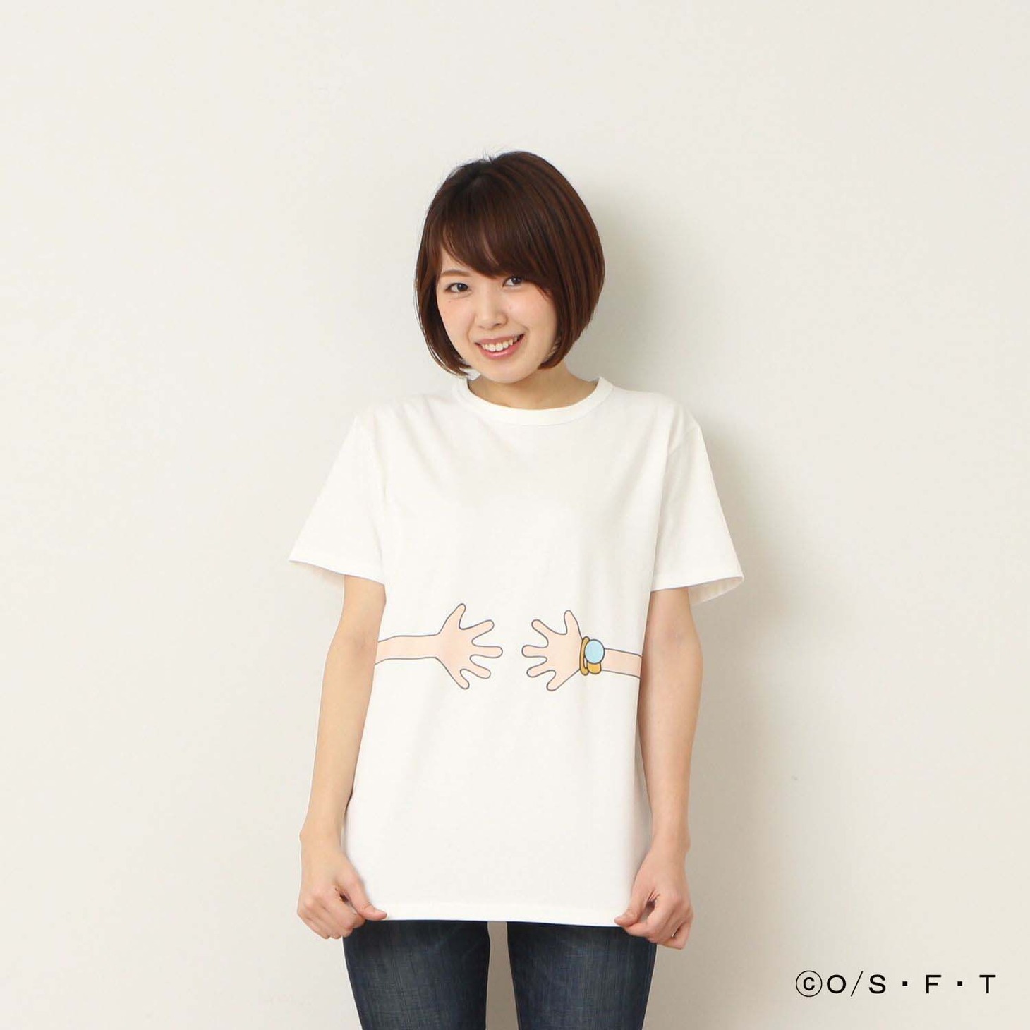 「ONE PIECE」と「つながるTシャツ」によるコラボアイテムの着用例。