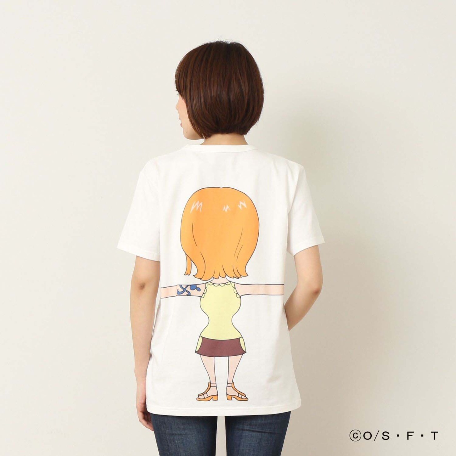 「ONE PIECE」と「つながるTシャツ」によるコラボアイテムの着用例。
