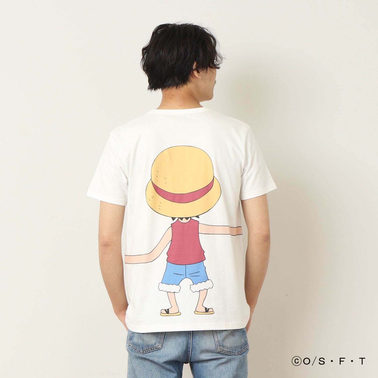 「ONE PIECE」と「つながるTシャツ」によるコラボアイテムの着用例。