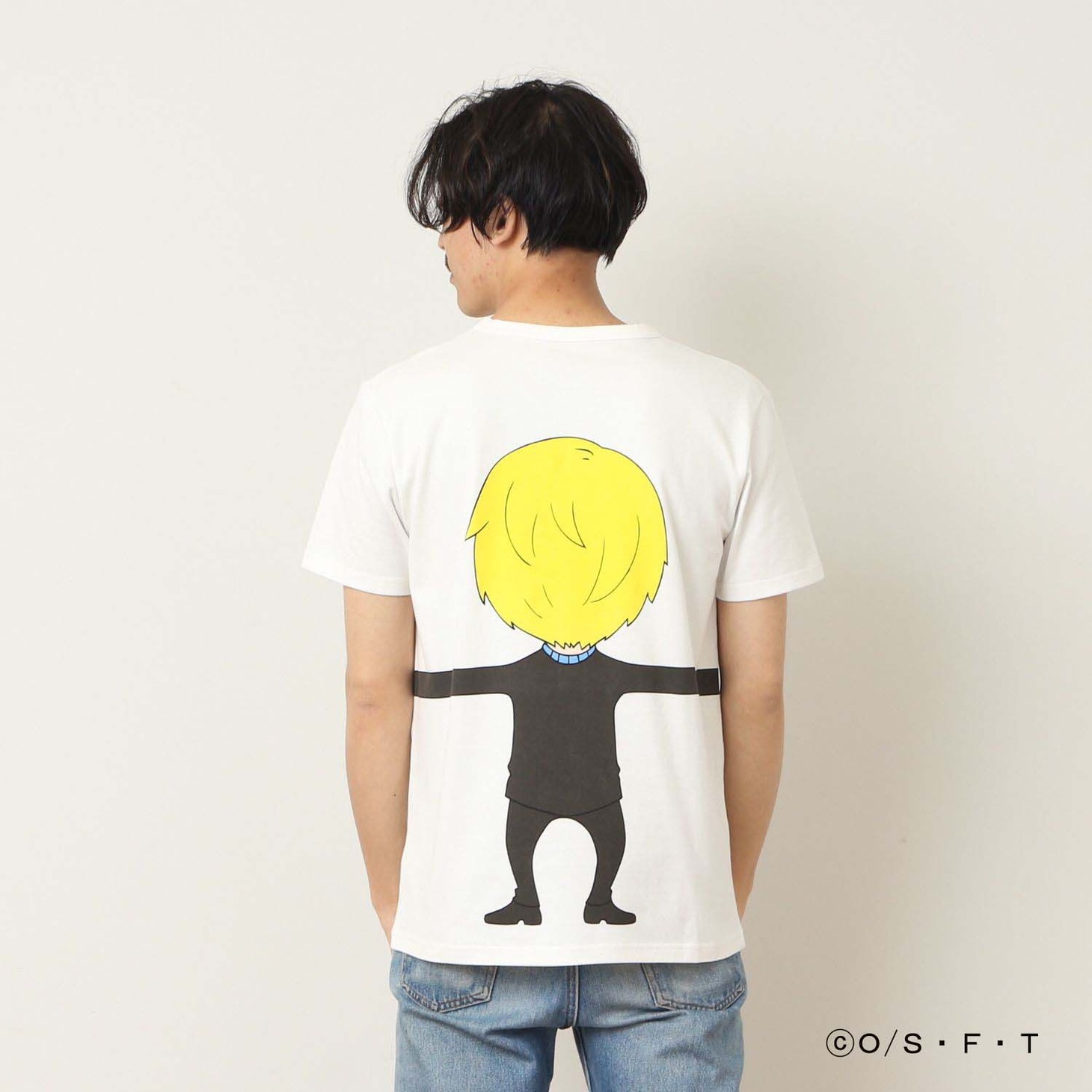 「ONE PIECE」と「つながるTシャツ」によるコラボアイテムの着用例。