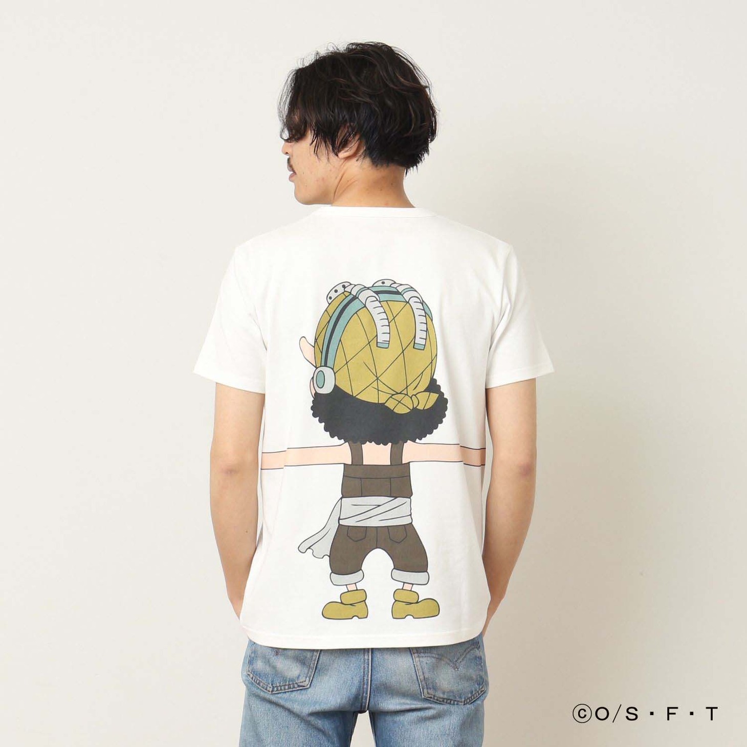「ONE PIECE」と「つながるTシャツ」によるコラボアイテムの着用例。