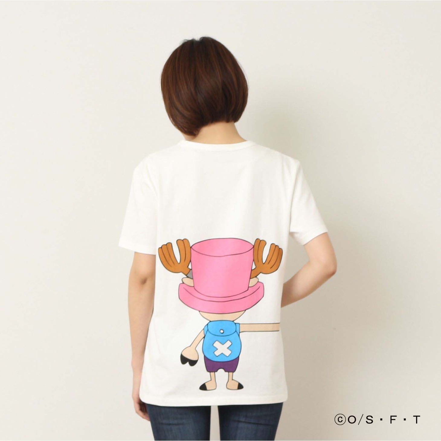 「ONE PIECE」と「つながるTシャツ」によるコラボアイテムの着用例。